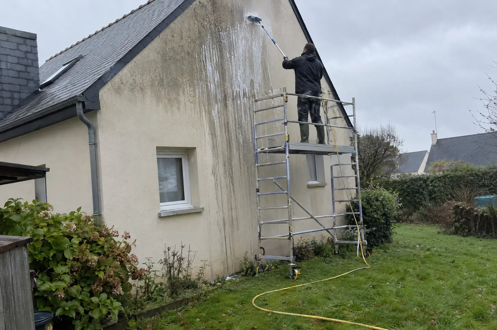 Façade en cours de lavage à Cesson-Sévigné